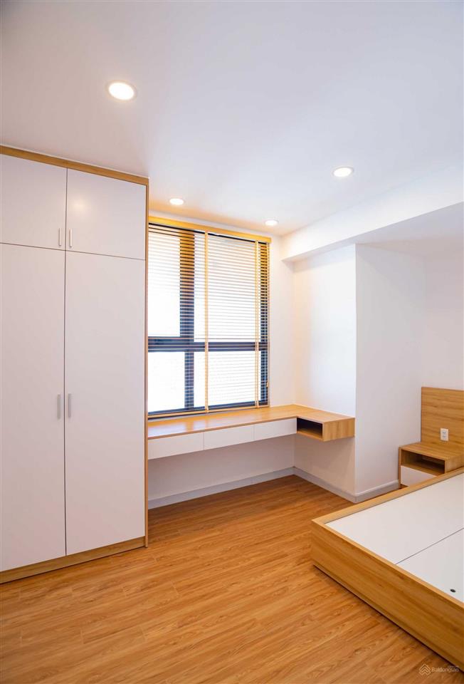 Cần bán căn 3pn mone quận 7, view đẹp, full nội thất, dt 90m2, sẵn sổ hồng. giá 5,8 tỷ