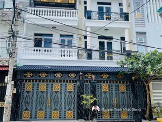 Nhà phố bề ngang hiếm lên tới 9m xe hơi ngủ trong nhà