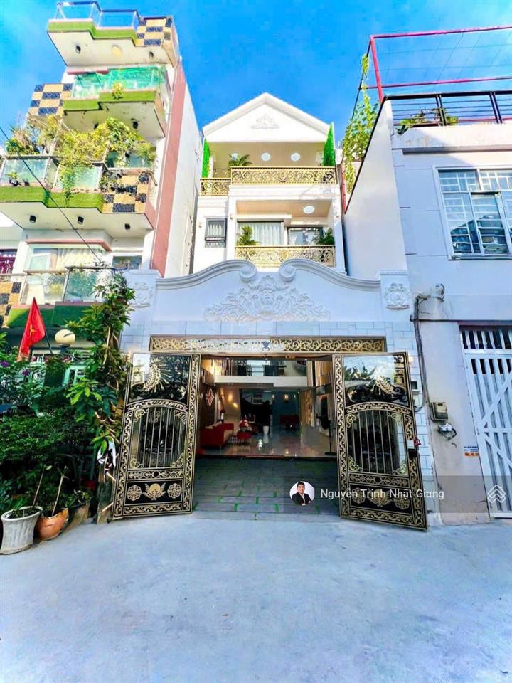 Bán nhà phố 100m2 xe hơi ngủ trong nhà cách quận 7 300m