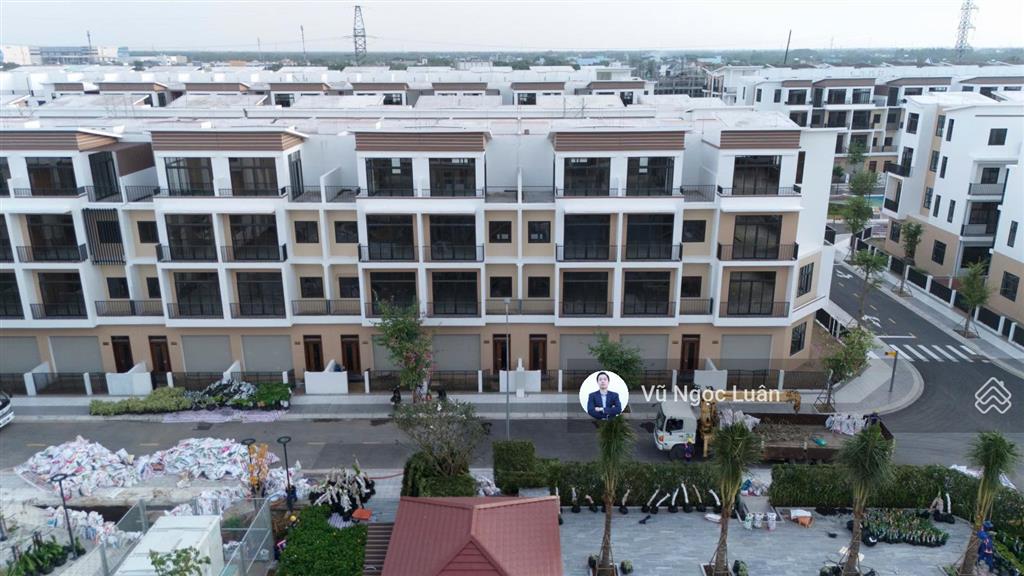 Nhà phố 120m2, kẹt tiền bán gấp giá tốt nhất 5,5 tỷ (giá 100% full)  sẵn công chứng ngay