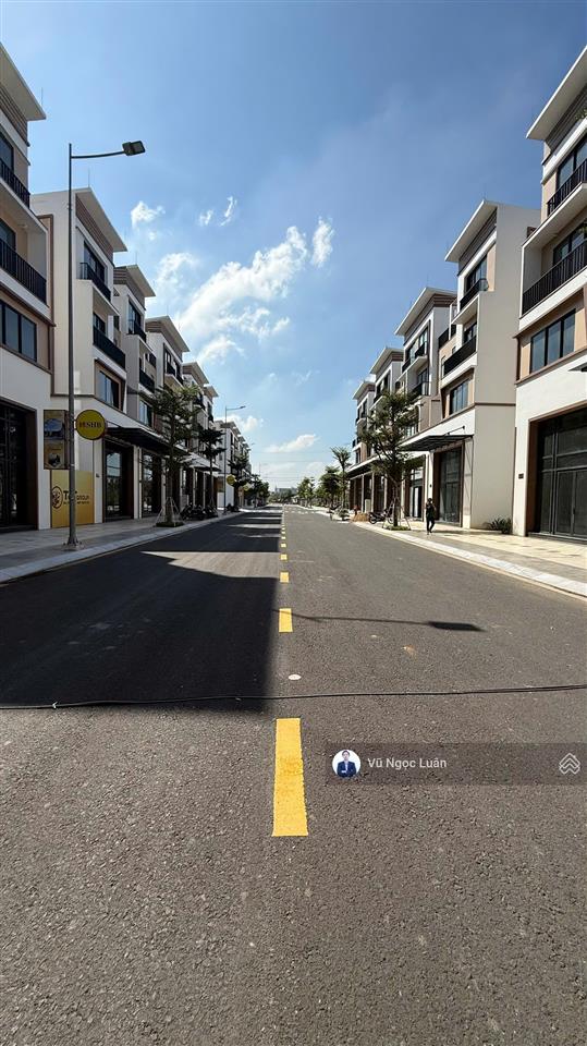 Nhà phố 120m2, kẹt tiền bán gấp giá tốt nhất 5,5 tỷ (giá 100% full)  sẵn công chứng ngay