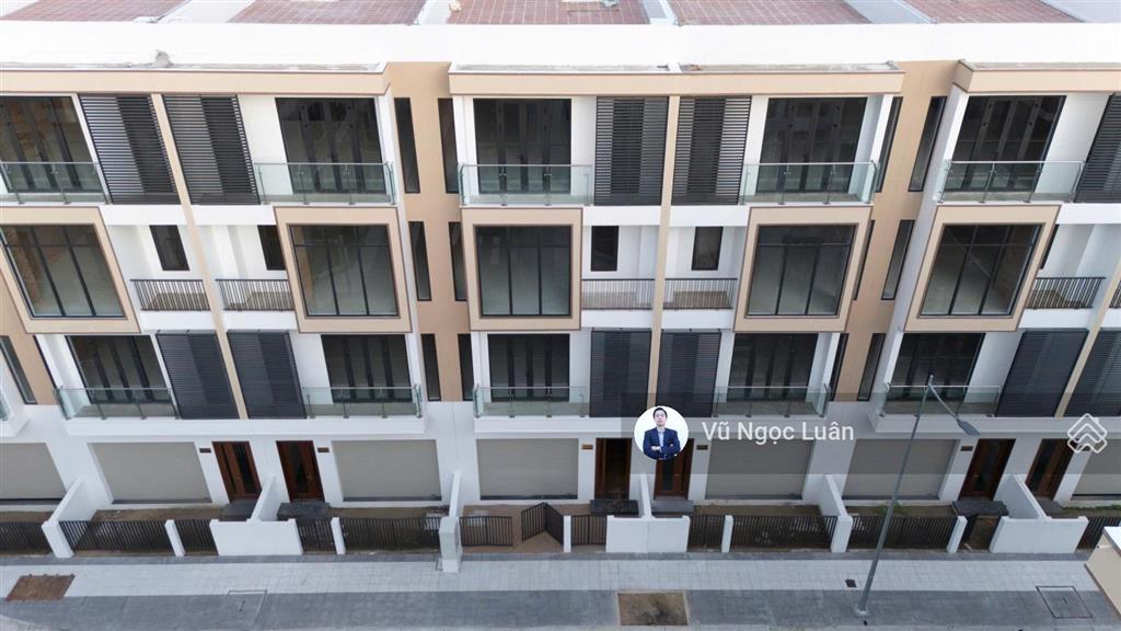 Nhà phố 120m2, kẹt tiền bán gấp giá tốt nhất 5,5 tỷ (giá 100% full)  sẵn công chứng ngay