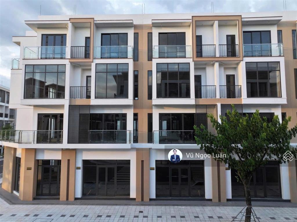 Nhà phố 120m2, kẹt tiền bán gấp giá tốt nhất 5,5 tỷ (giá 100% full)  sẵn công chứng ngay