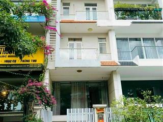 Cần bán gấp nhà phố vip có 102 mặt tiền đường d4, kết cấu 4 lầu, có thang máy, giá bán 32 tỷ
