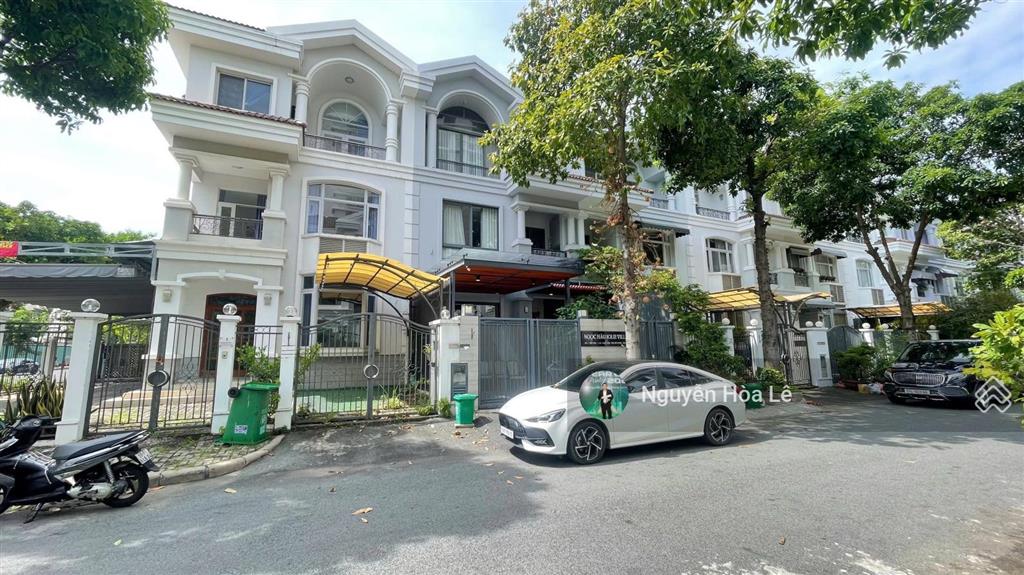 Bán biệt thự liền kề siêu đẹp nội khu nam viên phú mỹ hưng full nội thất chỉ xách vali ở ngay