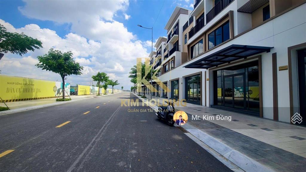 Nhà phố đường lớn 120m2, kẹt tiền bán gấp giá tốt nhất 5,3 tỷ (giá 100% full)  sẵn công chứng ngay