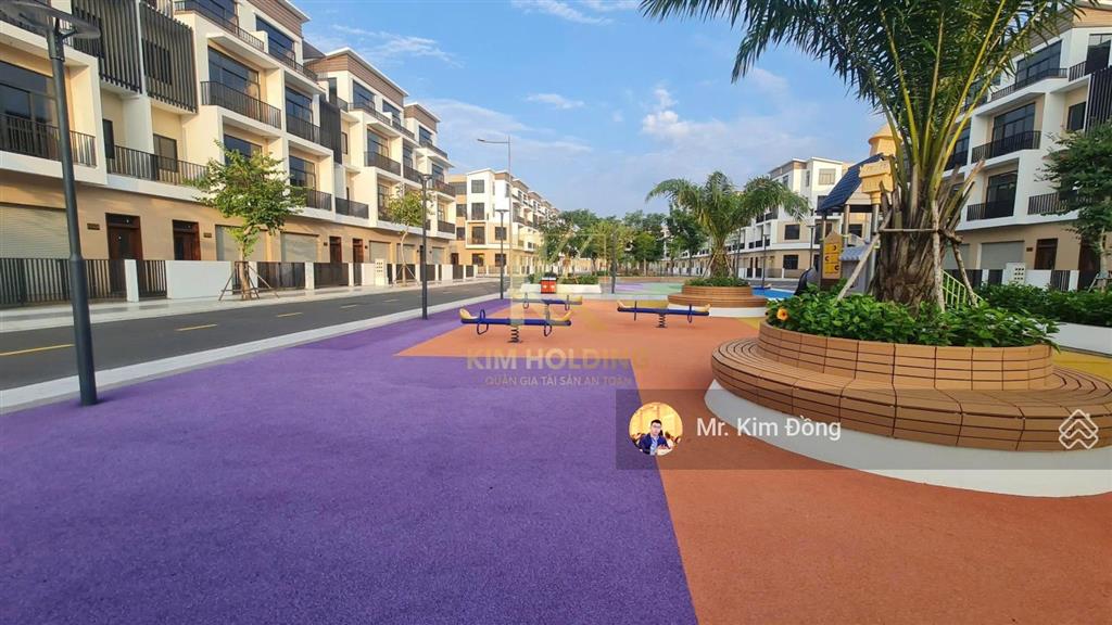 Nhà phố đường lớn 120m2, kẹt tiền bán gấp giá tốt nhất 5,3 tỷ (giá 100% full)  sẵn công chứng ngay