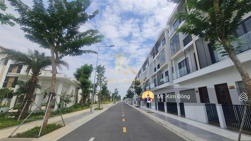 Nhà phố đường lớn 120m2, kẹt tiền bán gấp giá tốt nhất 5,3 tỷ (giá 100% full)  sẵn công chứng ngay