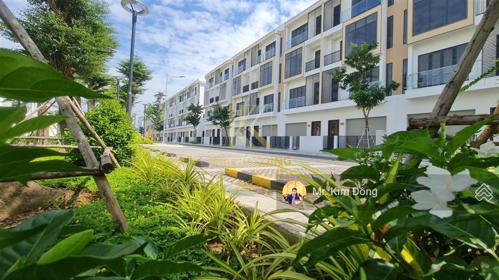 Nhà phố đường lớn 120m2, kẹt tiền bán gấp giá tốt nhất 5,3 tỷ (giá 100% full)  sẵn công chứng ngay