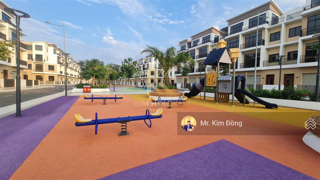 Nhà phố đường lớn 120m2, kẹt tiền bán gấp giá tốt nhất 5,3 tỷ (giá 100% full)  sẵn công chứng ngay