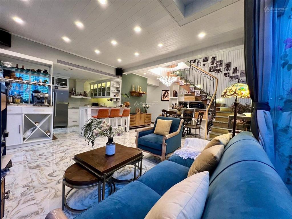 Cần bán nhanh penthouse star hill 2 sân 2 chỗ đậu xe hơi