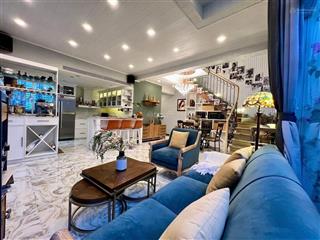 Cần bán nhanh penthouse star hill  2 sân  2 chỗ đậu xe hơi