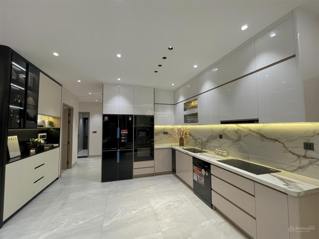 Cần bán nhanh căn hộ sky garden 3, nhà đẹp, mới 100%, view hồ bơi. 0917 300 ***