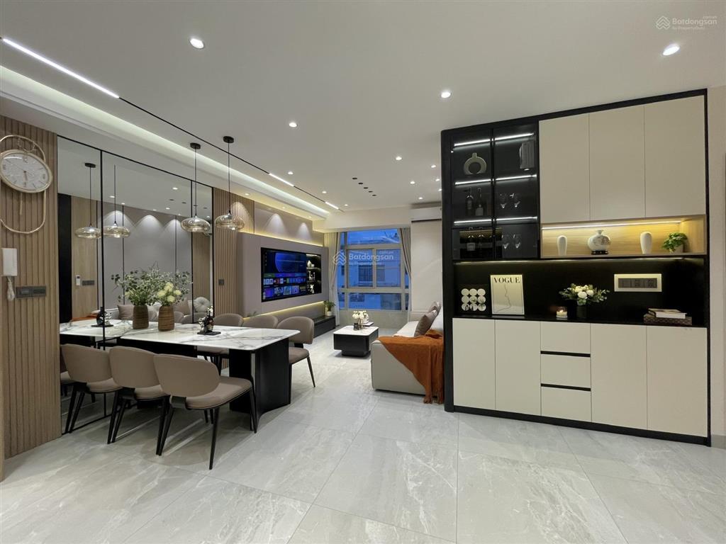 Cần bán nhanh căn hộ sky garden 3, nhà đẹp, mới 100%, view hồ bơi. 0917 300 ***