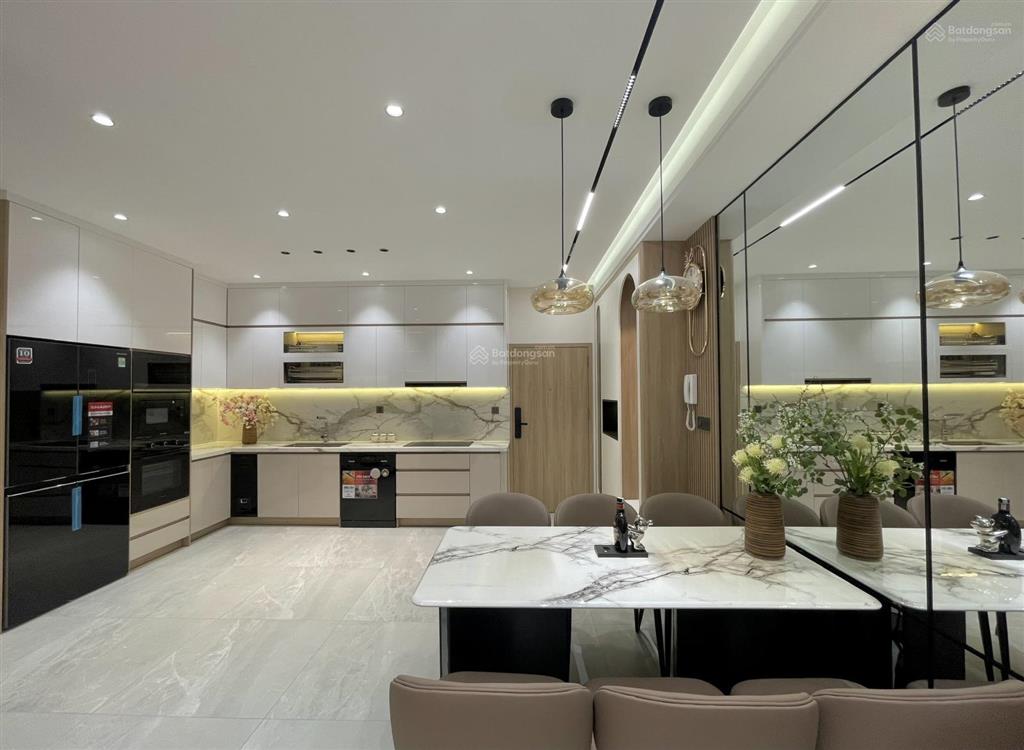 Cần bán nhanh căn hộ sky garden 3, nhà đẹp, mới 100%, view hồ bơi. 0917 300 ***