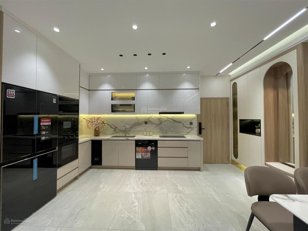 Cần bán nhanh căn hộ sky garden 3, nhà đẹp, mới 100%, view hồ bơi. 0917 300 ***