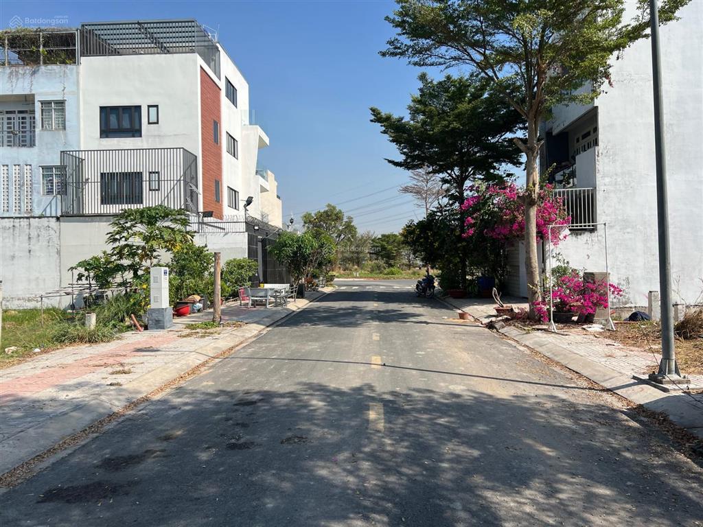 Cần tiền bán gấp 2 nền liền kề. kdc thanh nhựt đường phạm hữu lầu giá rẻ 70tr/m2. 0909 460 *** đức