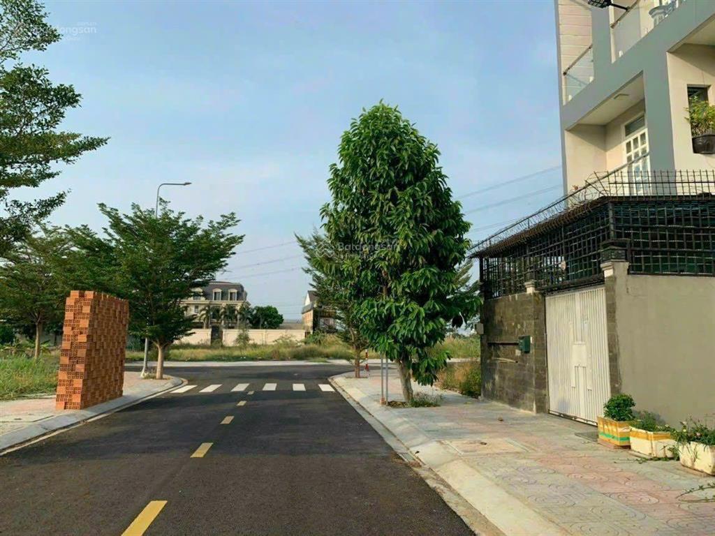 Cần tiền bán gấp 2 nền liền kề. kdc thanh nhựt đường phạm hữu lầu giá rẻ 70tr/m2. 0909 460 *** đức