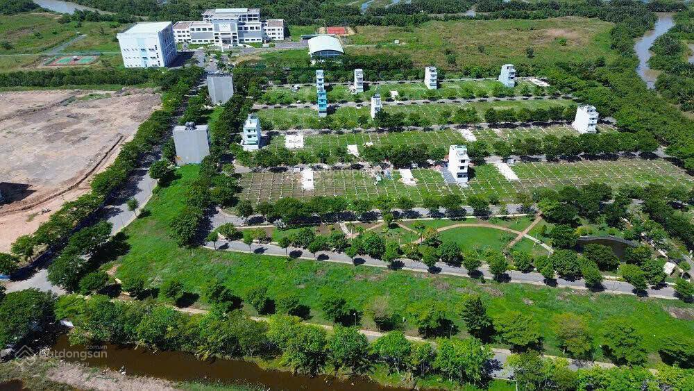 11,5 tỷ dt 140m2, lô đất shophouse mặt tiền 3 trường đại học nhơn đức vạn phát hưng.  0906 459 ***