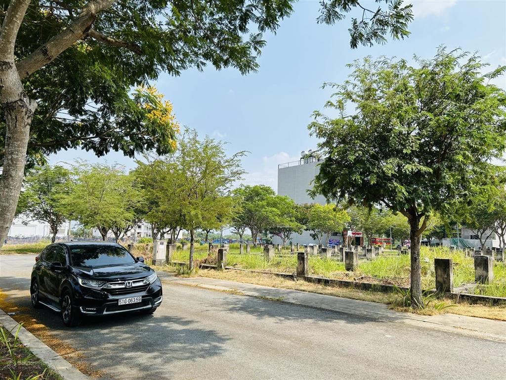 11,5 tỷ dt 140m2, lô đất shophouse mặt tiền 3 trường đại học nhơn đức vạn phát hưng.  0906 459 ***