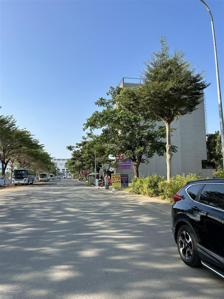 11,5 tỷ dt 140m2, lô đất shophouse mặt tiền 3 trường đại học nhơn đức vạn phát hưng.  0906 459 ***