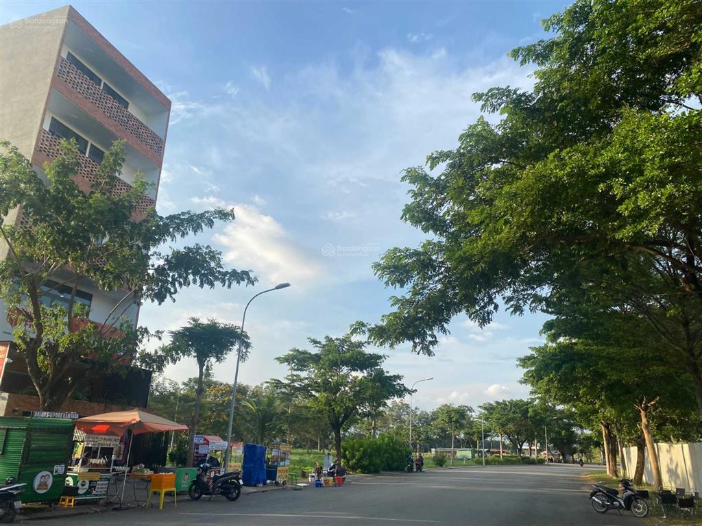 11,5 tỷ dt 140m2, lô đất shophouse mặt tiền 3 trường đại học nhơn đức vạn phát hưng.  0906 459 ***