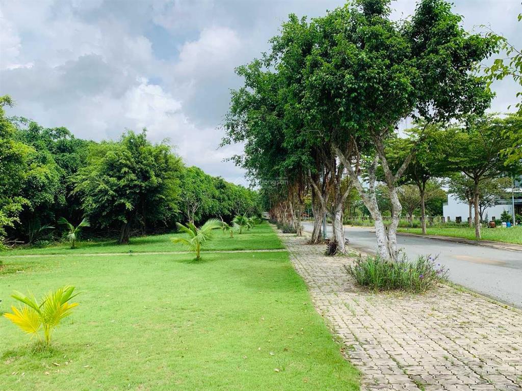 11,5 tỷ dt 140m2, lô đất shophouse mặt tiền 3 trường đại học nhơn đức vạn phát hưng.  0906 459 ***