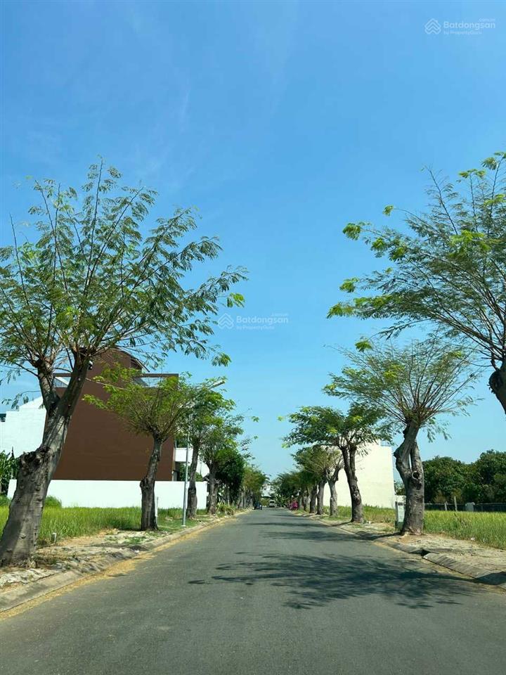 Chỉ 40,5 triệu/m2. diện tích 6x22m  lô đất nhà phố giá tốt nhất phú xuân vạn phát hưng. 0906 459 ***