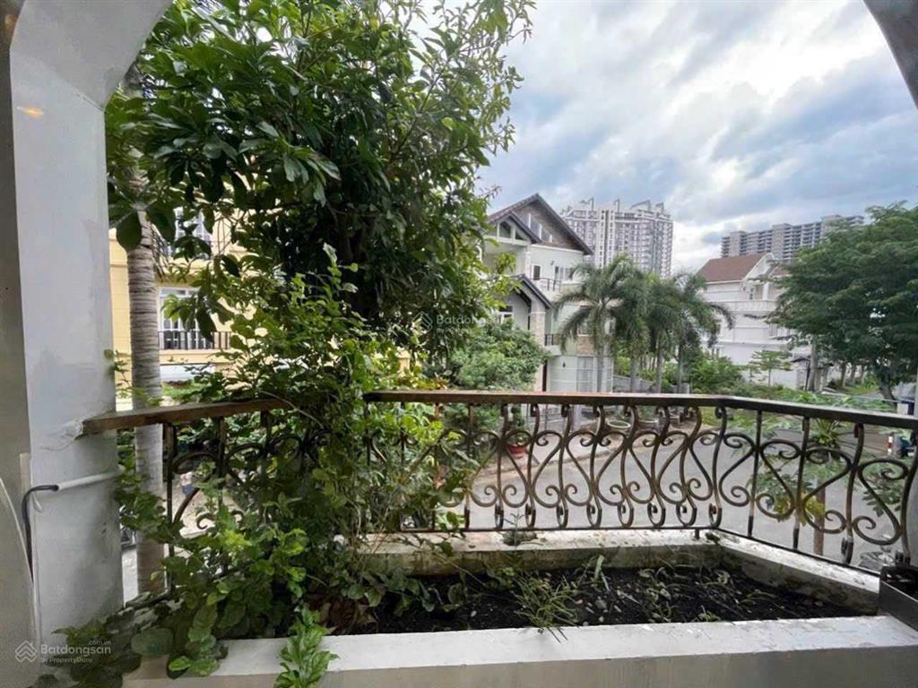 Bán biệt thự góc công viên, giá 45 tỷ, 5pn, 5wc, e trang. 0919 243 ***