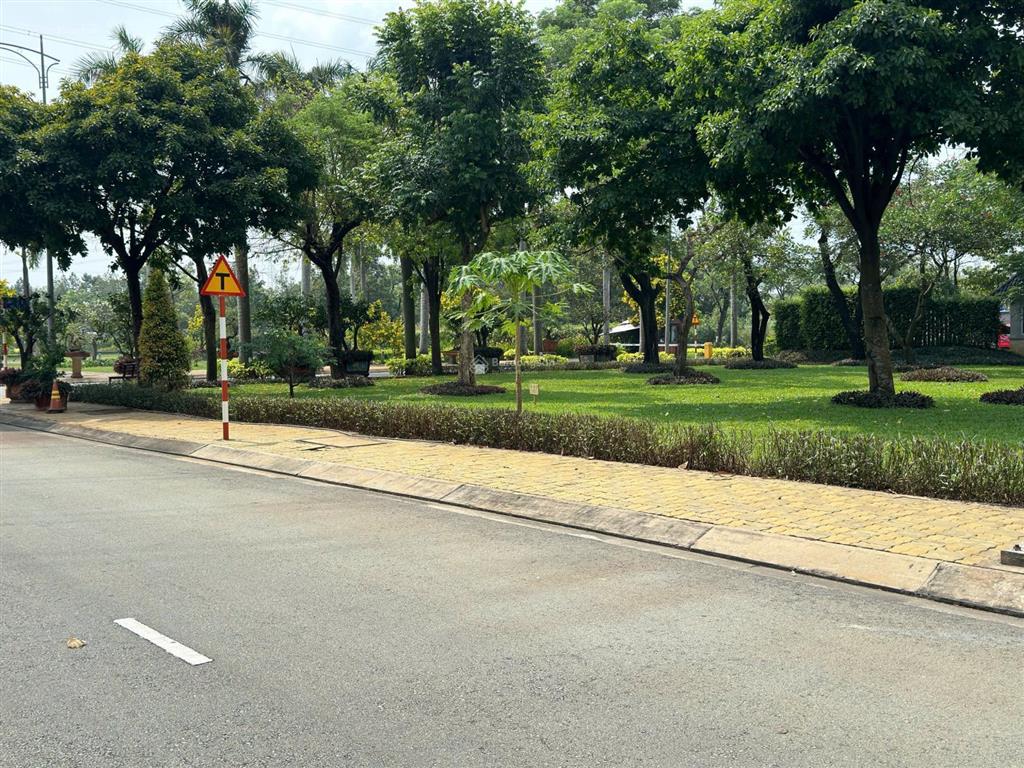 Tôi bán gấp bt dragon parc, mặt tiền nguyễn hữu thọ, dt 8 x 21m (giá 20 tỷ 500)  0909 904 ***