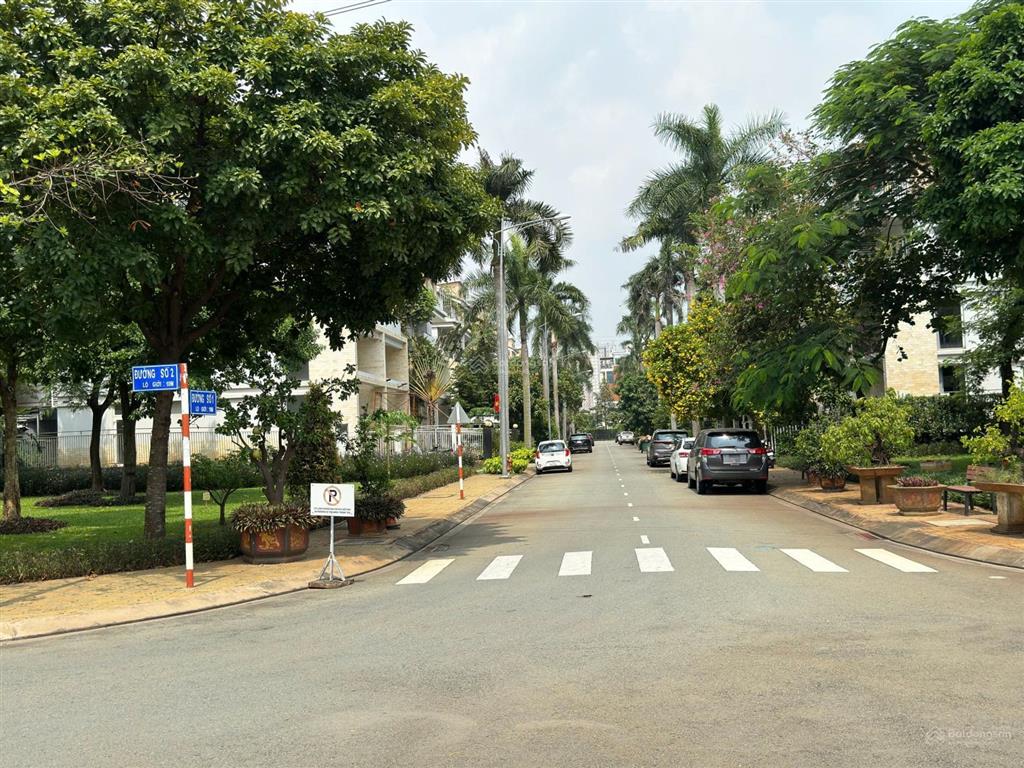 Tôi bán gấp bt dragon parc, mặt tiền nguyễn hữu thọ, dt 8 x 21m (giá 20 tỷ 500)  0909 904 ***