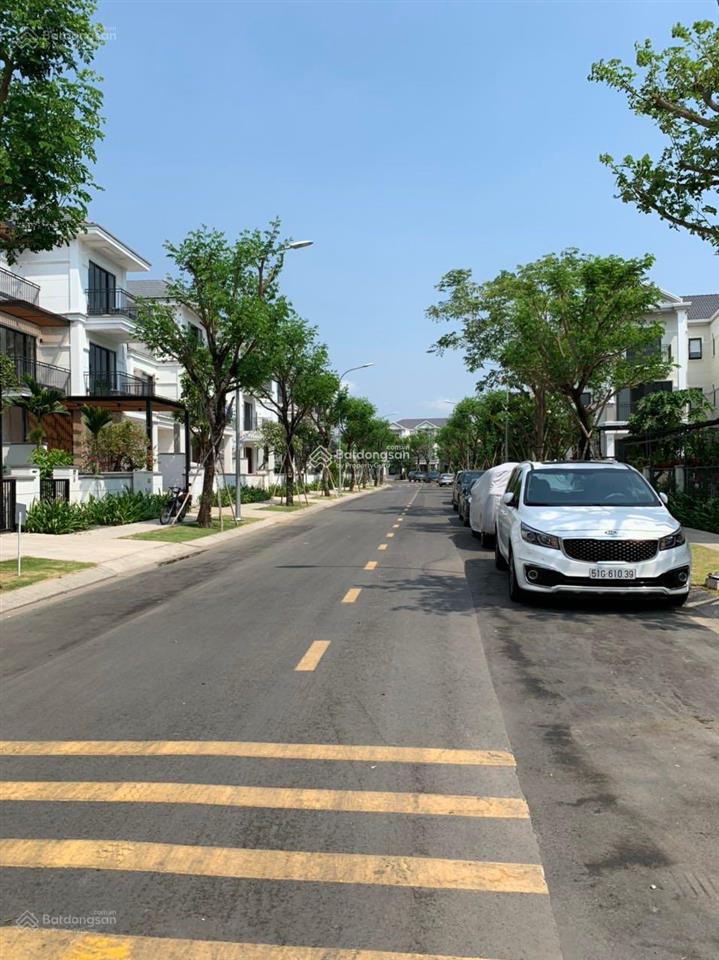 Tôi cần bán gấp nhà phố nine south kdc ven sông lớn 03 lầu (sổ hồng) 16 tỷ,  0909 904 ***