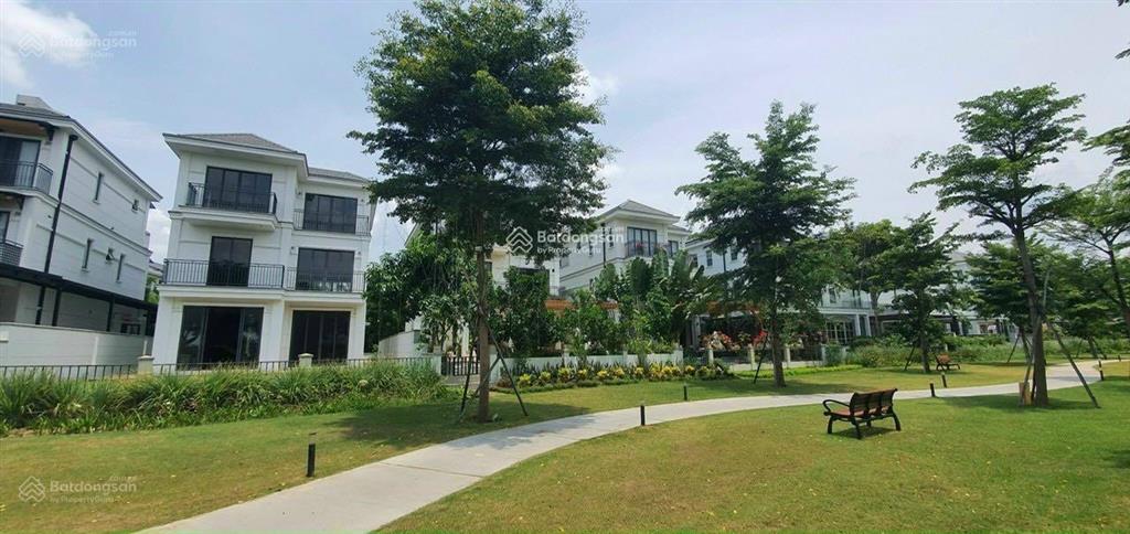 Tôi cần bán gấp nhà phố nine south kdc ven sông lớn 03 lầu (sổ hồng) 16 tỷ,  0909 904 ***