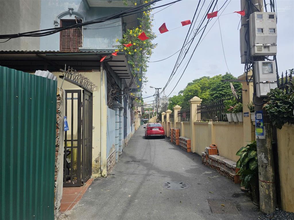 Chính chủ cần bán gấp căn nhà đường hoàng quốc việt. thiết kế đẹp, mới xây 5 tầng, có thang máy