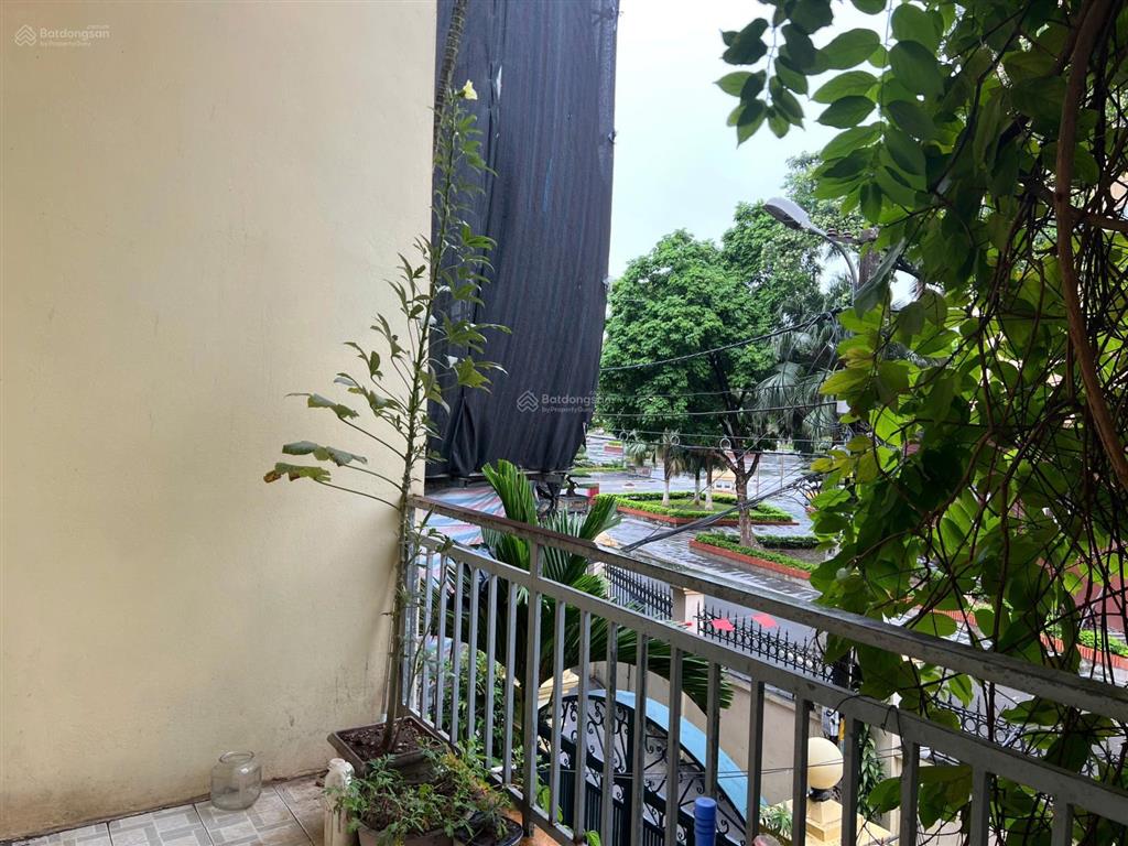 Chính chủ cần bán gấp căn nhà đường hoàng quốc việt. thiết kế đẹp, mới xây 5 tầng, có thang máy