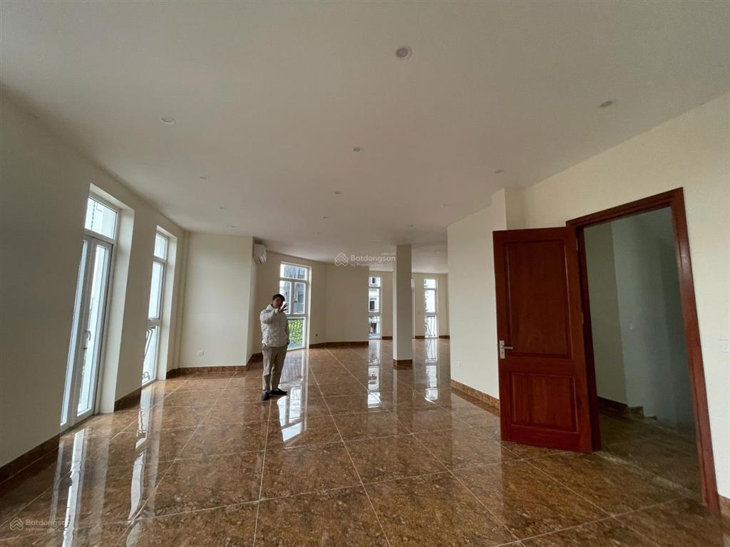 Chính chủ cho thuê căn góc ngã tư siêu vip kđt louis city, full nội thất văn phòng, có thang máy