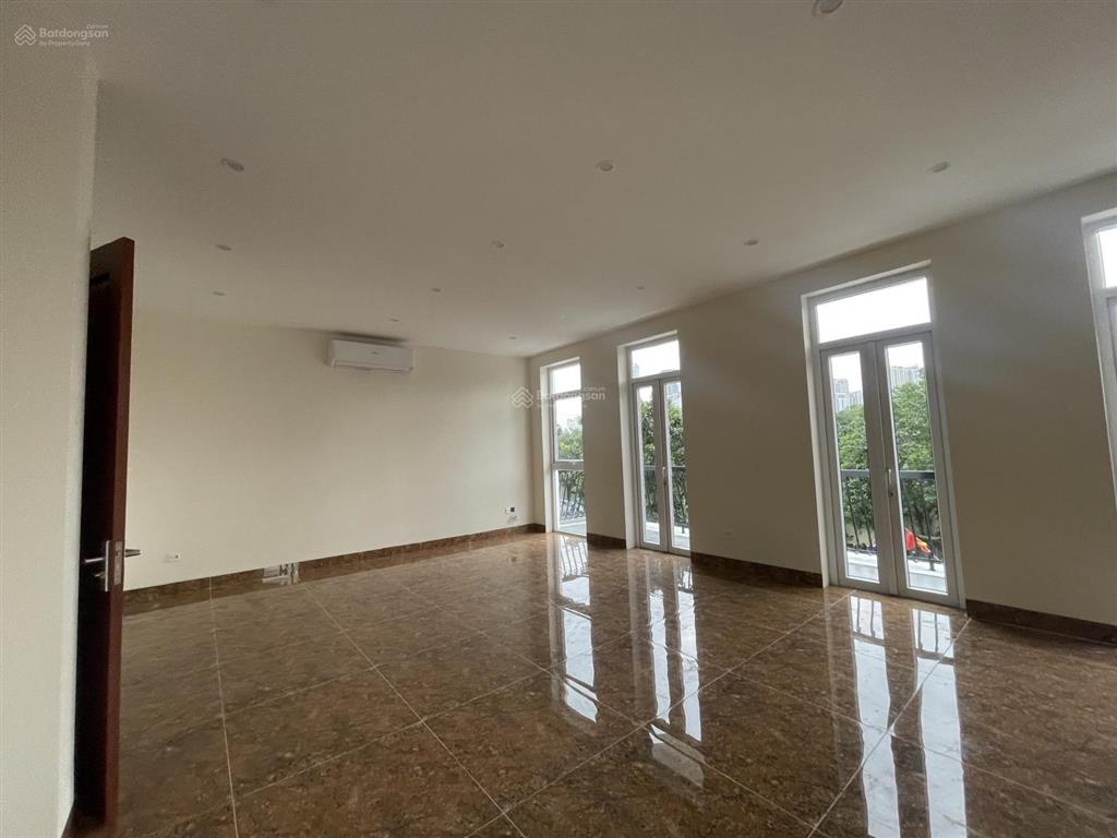 Chính chủ cho thuê căn góc ngã tư siêu vip kđt louis city, full nội thất văn phòng, có thang máy