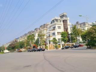 Chính chủ bán căn biệt thự trục chính cổng khu đô thị.
