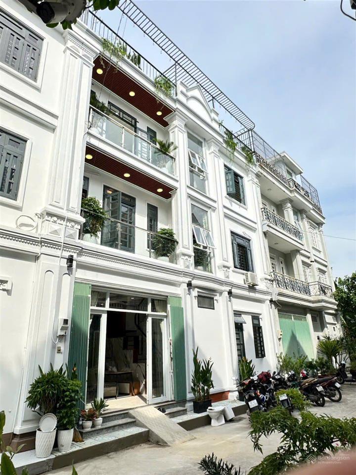 Nhà mới 1 trệt 2 lầu sân thượng. dt 10.5x5m, hxh