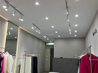 Cho thuê cả nhà mặt phố đường cầu giấy cực đẹp 90m2 x5t. mt 6m có thang máy.  0384 343 ***