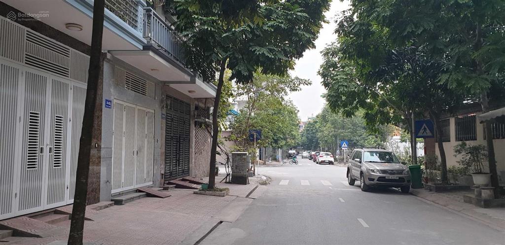 Cc bán liền kề hoàn thiện đẹp, thang máy, mặt vườn hoa. giá 1x tỷ