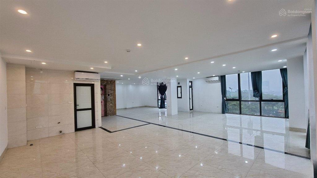 Cho thuê nhà nguyễn đình khơi gần hoàng việt, p. 4 q. tân bình, 10x25m, 1 trệt 2 lầu sân thượng