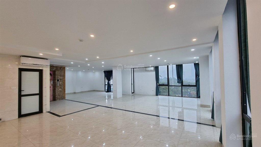 Cho thuê nhà nguyễn đình khơi gần hoàng việt, p. 4 q. tân bình, 10x25m, 1 trệt 2 lầu sân thượng