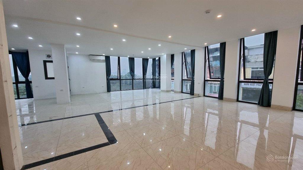 Cho thuê nhà nguyễn đình khơi gần hoàng việt, p. 4 q. tân bình, 10x25m, 1 trệt 2 lầu sân thượng