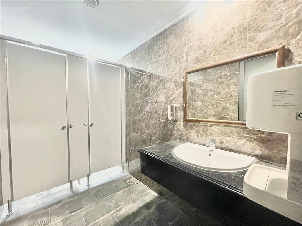 Nhà hoàng việt ngay khu khách sạn đệ nhất q. tân bình. dt 9x20m, hầm trệt 3 lầu, giá 70tr