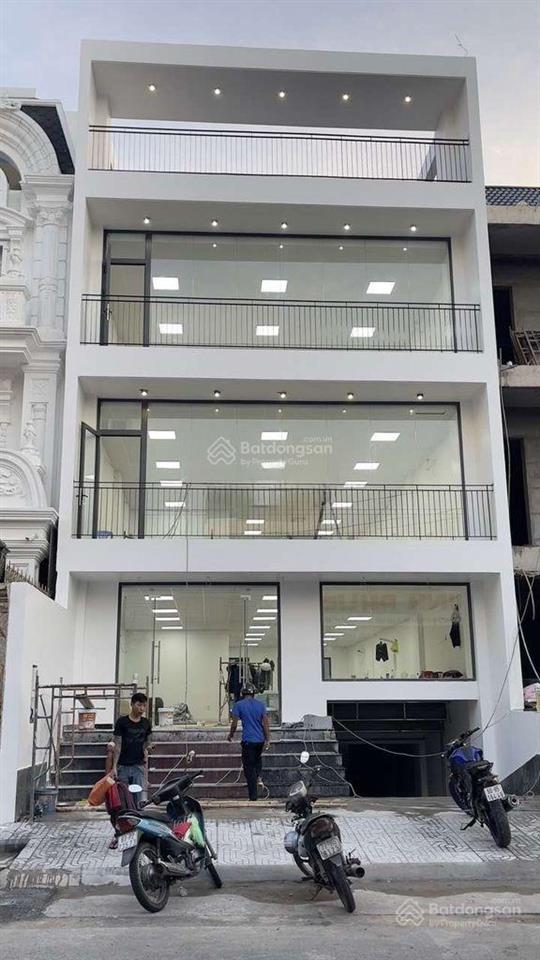 Nhà hoàng việt ngay khu khách sạn đệ nhất q. tân bình. dt 9x20m, hầm trệt 3 lầu, giá 70tr