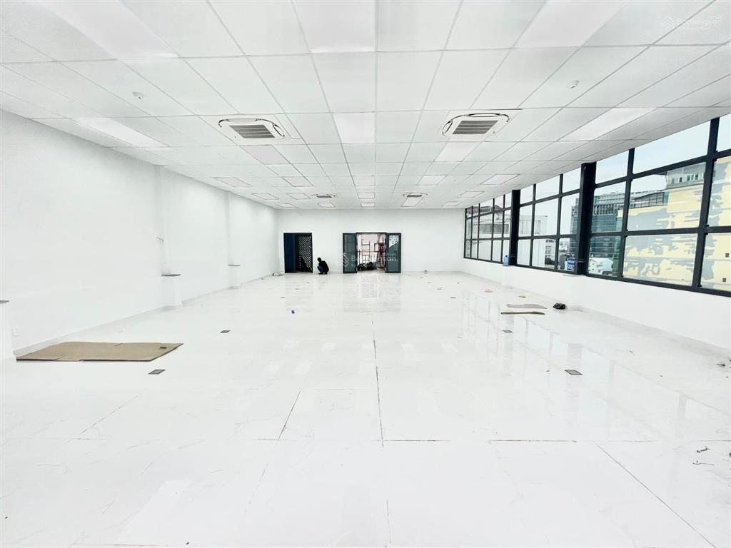 Nhà hoàng việt ngay khu khách sạn đệ nhất q. tân bình. dt 9x20m, hầm trệt 3 lầu, giá 70tr