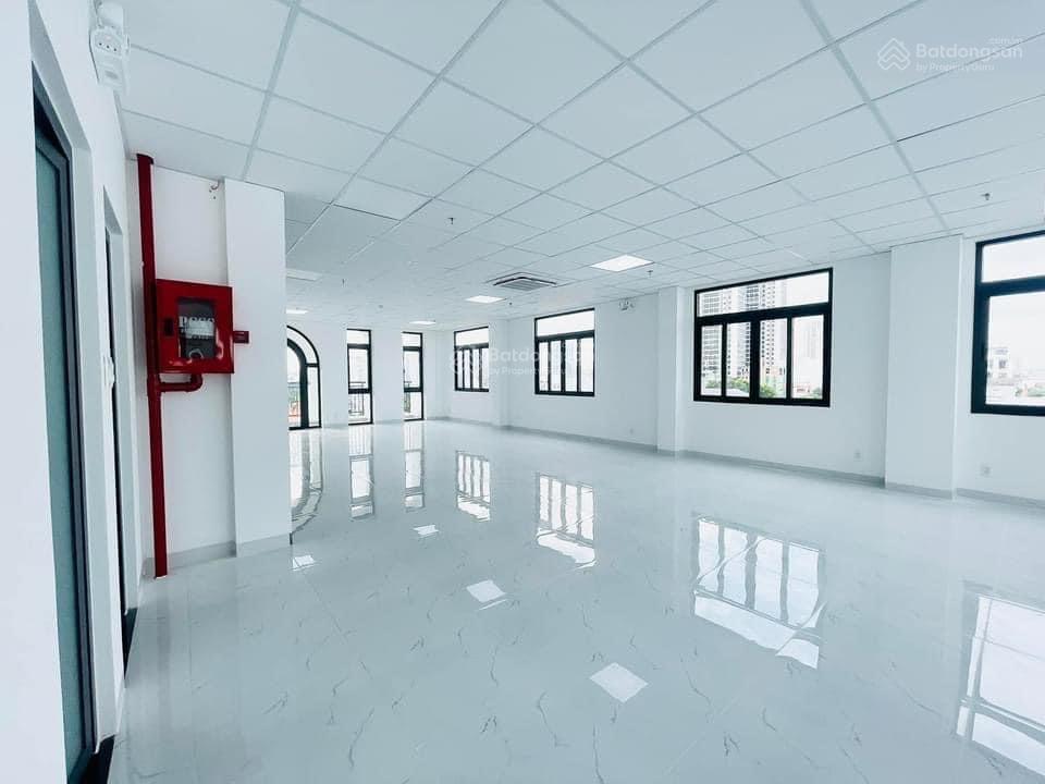 Cho thuê tòa nhà nguyễn trọng tuyển tân bình, 800m² sử dụng, hầm trệt 5 lầu, full ốp kính