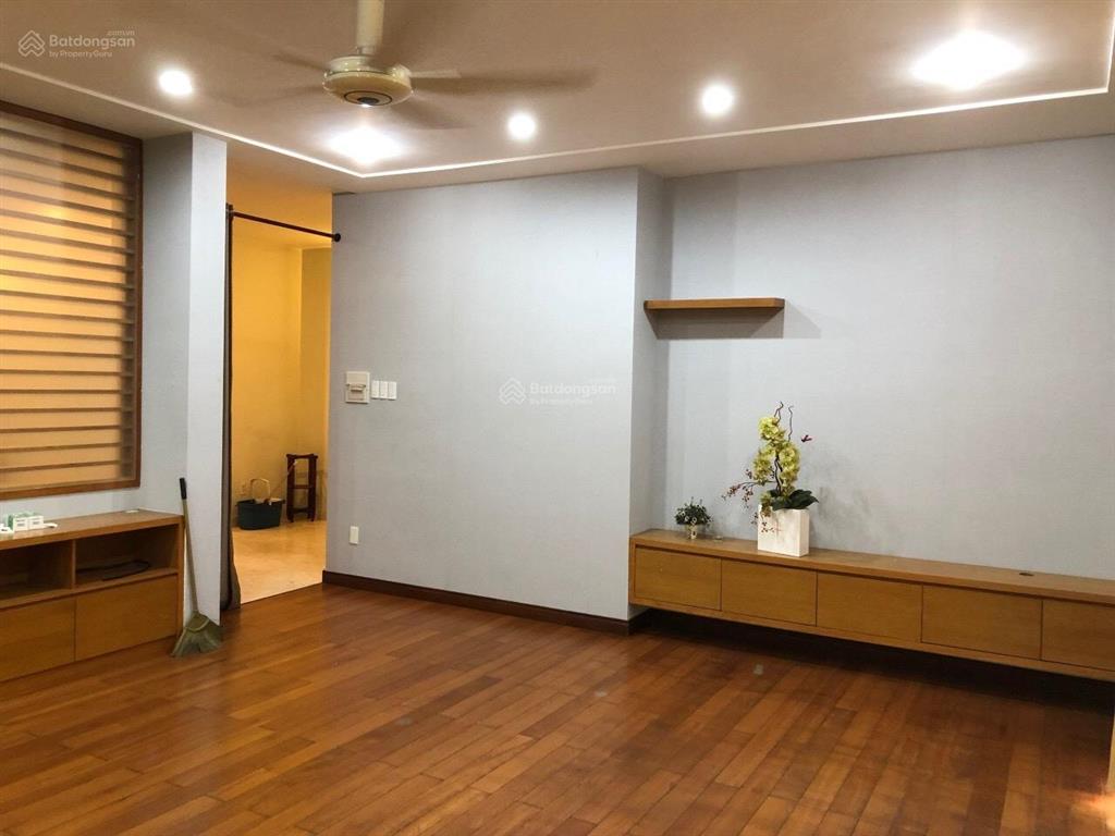 Cho thuê nhà út tịch, p4, q. tân bình, dt 10x20m, trệt, 2 lầu