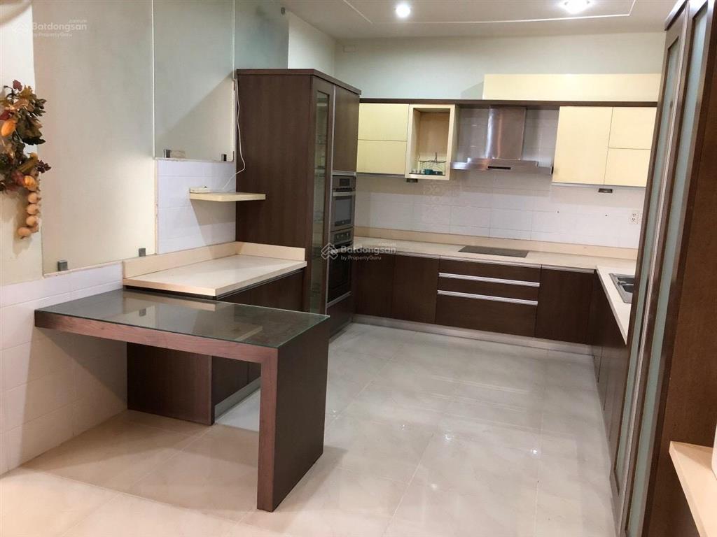 Cho thuê nhà út tịch, p4, q. tân bình, dt 10x20m, trệt, 2 lầu